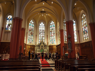 827902 Interieur van de St.-Josephkerk (Draaiweg 44) te Utrecht, tijdens een repetitie van het ensemble Ars Nova Trajectina.